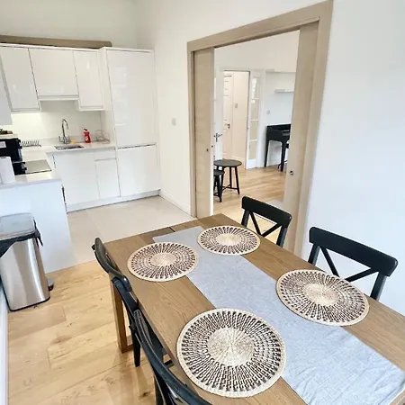 Modern And Spacious 2 Bed Lägenhet