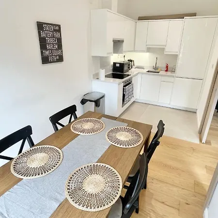 Modern And Spacious 2 Bed Apartment *