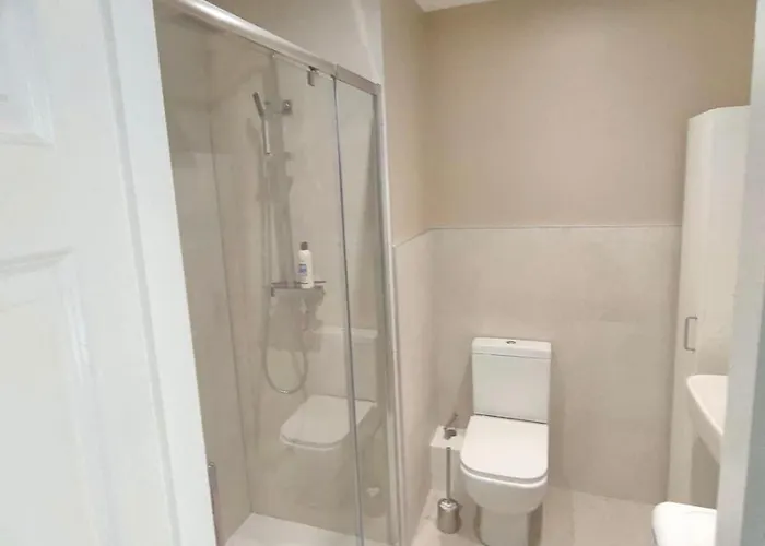 Modern And Spacious 2 Bed *